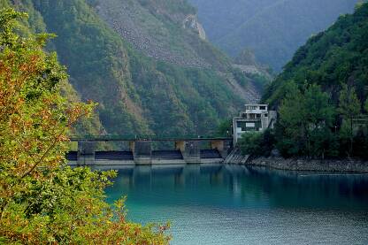 Brana na jablaničkom jezeru Jezero uzvodno od brane Hidroelektrane Jablanica. Klapne na brani su u zatvorenom položaju.