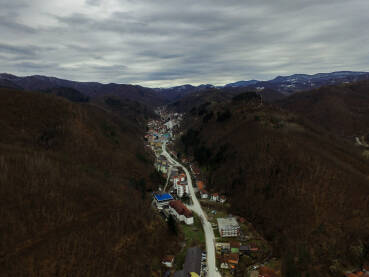Panorame Srebrenice dronom iz različitog vremenskog perioda.