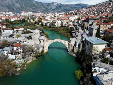 Stari most i rijeka Neretva u Mostaru, Bosna i Hercegovina. Panoramski snimak dronom, grad Mostar u proljeće.
