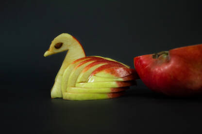 Dekoracija u obliku labuda, od izrezane jabuke. Jabuka, vocna dekoracija.