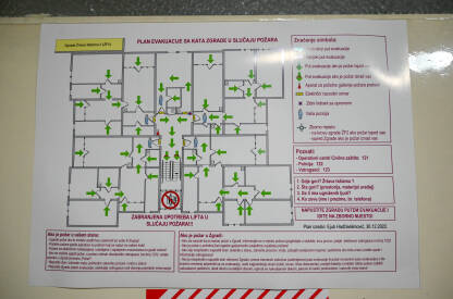 Karta plana evakuacije u slučaju požara prikazana na zidu zgrade. Shema evakuacije u slučaju požara na spratu zgrade. Plan puta za evakuaciju u slučaju požara.