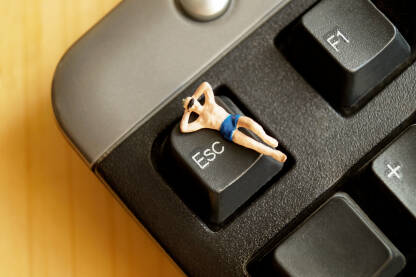 Figurica covjeka koji se sunca na escape tipki.