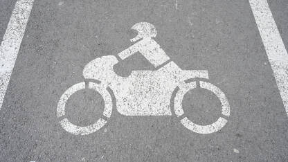 Znak za parkiranje isključivo za motocikle na ulici.