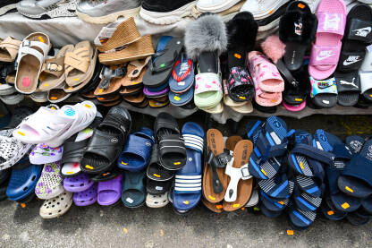 Papuče za prodaju na pijaci. Obuća. Šarene sandale od gume i plastike.