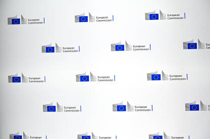 Logo Evropske komisije na bijeloj pozadini. Evropska komisija je glavno izvršno tijelo EU. Često se naziva Vlada EU.