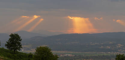 Zalazak sunca u Sarajevu, uz nevjerovatno probijanje sunčevih zraka, kroz oblake.. lokacija Park suma Mojmilo