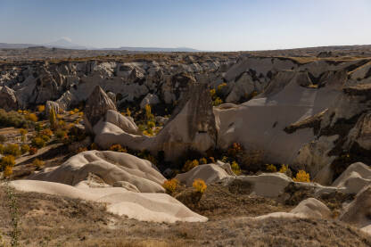 Stanovi uklesani u stijenama pored grada Nev Seher (Kapadokija-Turska)