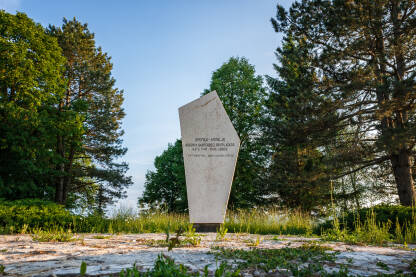 Spomenik borcima Narodno-oslobodilačke borbe na "Partizanskom groblju" u Gacku.