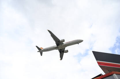 Avion slijeće na aerodrom. Avion slijeće na aerodrom. Putnički avion. Putovanje avionom.