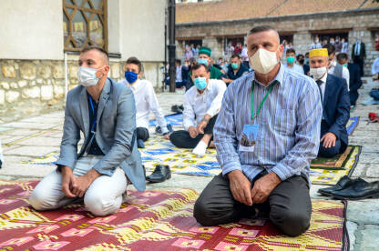 Vjernici muslimani nose zaštitnu masku za vrijeme molitve u džamiji. Ljudi koji klanjaju Ramazanski Bajram tokom pandemije koronavirusa. Covid19. Islam.