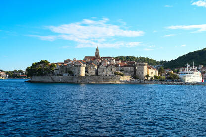 Historijski grad Korčula, Hrvatska. Kameni zidovi, kule, kuće i zgrade u starom gradu. Jadransko more i otok Korčula.