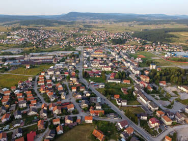 Sokolac, Bosna i Hercegovina, snimak dronom. Zgrade, kuće i ulice. Panoramski pogled.