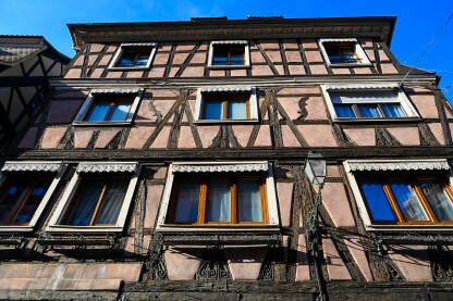 Fasada stare tradicionalne kuće u Francuskoj. Arhitektura i dekoracija. Strazbur, Francuska.