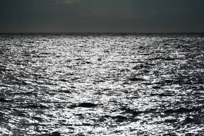 Olujno nevrijeme na moru, pogled s broda. Valovi na moru sa dramatičnim tamnim oblacima iznad.