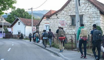 Grupa izbjeglica i migranata na putu za EU. Grupa izbjeglica i migranata na putu za EU. Migracije ljudi. Grupa migranata iz Azije i Afrike u Evropi.