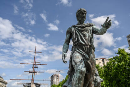 Skopje, Sjeverna Makedonija: Kipovi na mostu u centru grada. Brončane sculpture.