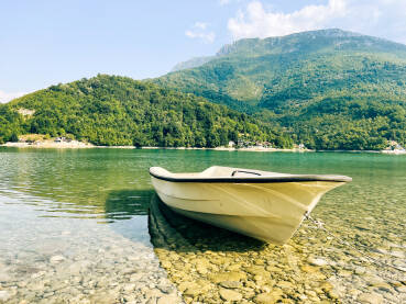 Čamac na Jablaničkom jezeru