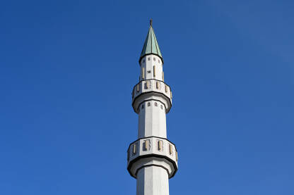 Minareti plavo nebo. Munara pored džamije. Mjesto za molitvu i simbol Islama.