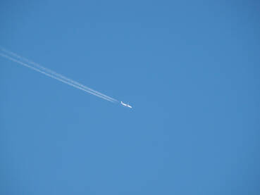 Avion na plavom nebu.