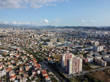 Tirana, Albanija, panorama gradan, snimak dronom. Zgrade, ulice i stambene kuće.