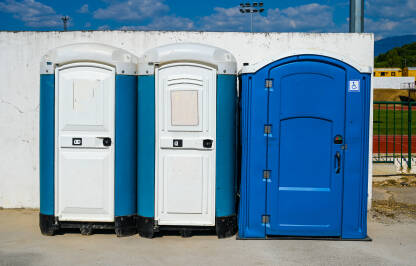 Javni toaleti. Plavi mobilni toaleti. Plastični prijenosni kemijski WC-i.