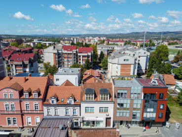 Prijedor, centar grada. Panoramski snimak dronom Prijedora. Zgrade, kuće i ulice u gradu.