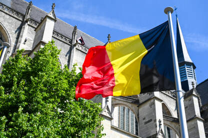 Zastava Belgije. Belgijska zastava vijori na vjetru. Crna, žuta i crvena boja na zastavi Belgije.