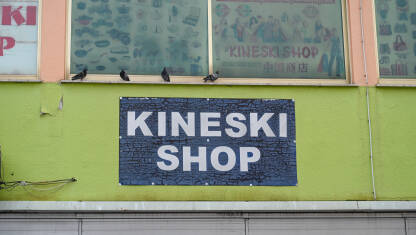"Kineski shop", natpis iznad ulaza u prodavnicu u gradu. Lokalna trgovina kineskom robom sa prepoznatljivim natpisom.