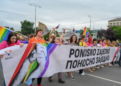 Organizatori Bh. povorke ponosa u Sarajevu nose transparend sa sloganom "Ponosno zajedno", jun 24. 2023.