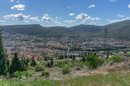 Pogled sa vidikovaca Fortica kod Mostara. Panorama mostara.