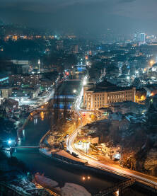 Zimska panorama grada Sarajeva, rijeka Miljacka, Mostovi i vijećnica.
