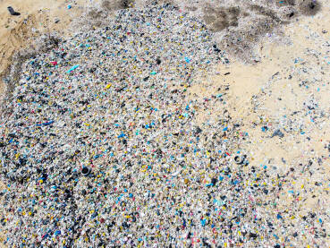 Deponija smeća na otovrenom, snimak dronom. Zagađenje životne sredine. Plastične kese, ambalaža i boce. Tone smeća.