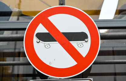 Skateboarding zabranjen na ulici. Znak zabrane.