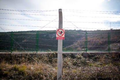 Znak za zabranjen pristup na ogradi