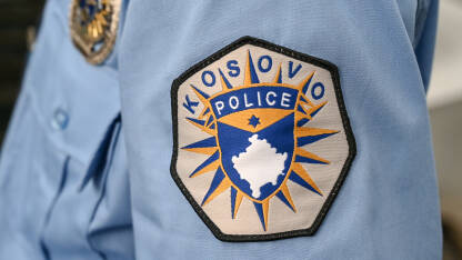 Policija Kosova. Policajac. Policija Kosova. Policijski znak na rukavu policajca na Kosovu. Policijski službenik sa oznakom policije Kosova u Prištini.