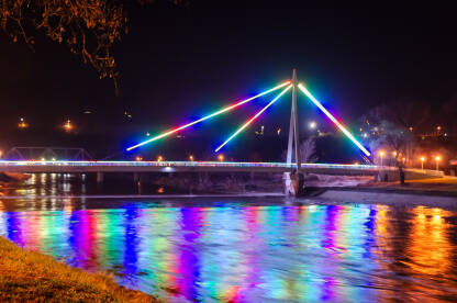 Most osvijetljen duginim bojama