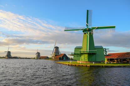 Vjetrenjače i mlinovi uz rijeku u Nizozemskoj.