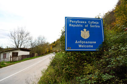 Saobraćajni znak na granici: Dobrodošli u Srbiju. Granični prelaz između Bosne i Hercegovine i Srbije kod Rudog.