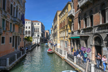 Venecija, Italija: Historijske zgrade u starom gradu. Popularna turistička destinacija. Kanal u centru grada.