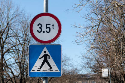 Znak za označeni pješački prelaz i zabrana saobraćaja za vozila čija ukupna masa prelazi 3,5 tona
