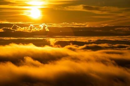 Pogled ka suncu i udaljenim vrhovima iznad maglenih kotlina