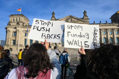 Berlin, Njemačka: Aktivisti na protestima. Žene drži transparente  ispred Bundestaga u Berlinu. Pro migrantske demonstracije.