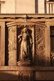 Skulptura od kamena na fasadi Salomove palate u Titovoj ulici u Sarajevu