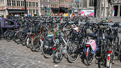 Puno bicikala parkiranih u gradu Ghentu u Belgiji. Parking za bicikle. Biciklizam u gradu.
​