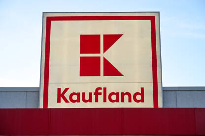 Kaufland znak na supermarketu.
