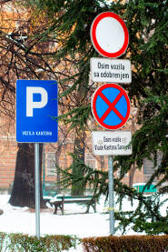 Saobraćajni znak za  parking vozila Vlade Kantona Sarajevo