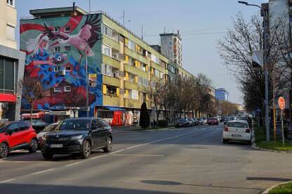 Glavna Vidovdanska ulica u Gradisci. Mural na zgradi koji je oslikala Nataša Konjević Konjo.