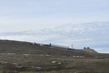 Kamion vuce dio vjetrenjace na gradilistu, Kupres