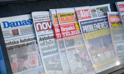 Dnevne i sedmične novine na polici u trafici u Beogradu. Kiosk sa štampom. Novine i tabloidi u Srbiji.