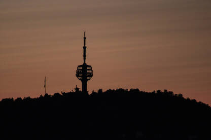 Fotografije zalazka sunca sa Humom, simbolom Sarajeva, kao centralnom figurom.